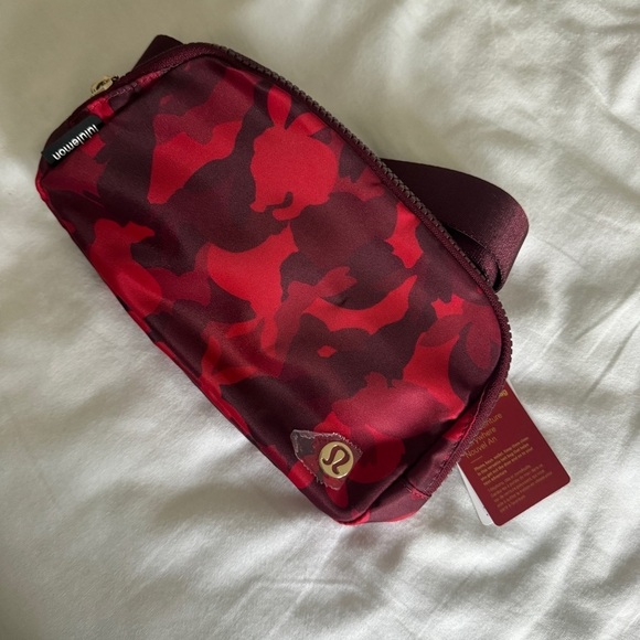 🆕 Lululemon Lunar New Year Everywhere Belt Bag - Picture 1 of 7